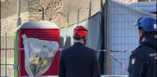 Crollo a Roma, Gualtieri depone mazzo di fiori in memoria dell’operaio morto